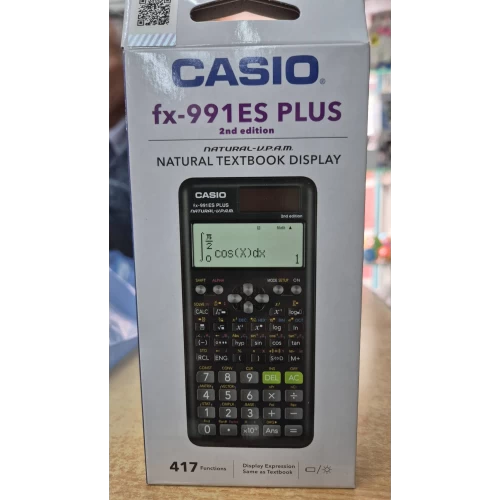 קופסא של מחשבון קסיו מחשבון מדעי Casio fx-991ES עם תצוגת "Natural Textbook Display", המציג משוואות בצורה טבעית וברורה, לצד מקשי פונקציות מתקדמות על רקע לבן.